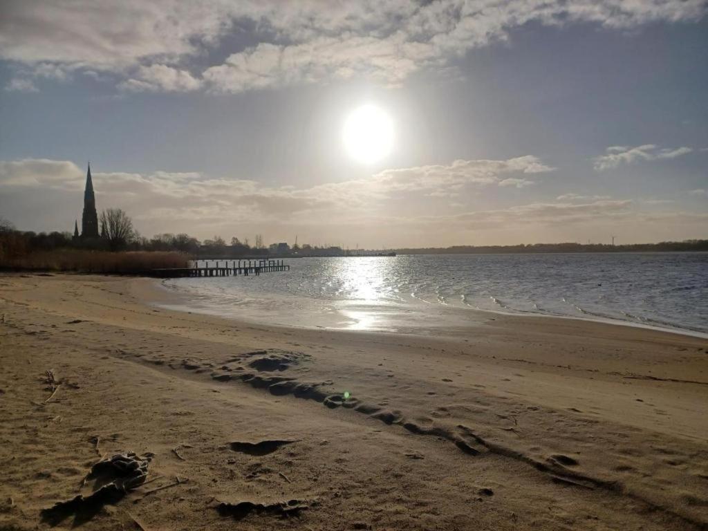 Hausboot Gluecksmomente Mit Dachterrasse In Schleswig Am Ostseefjord Schlei Esterno foto
