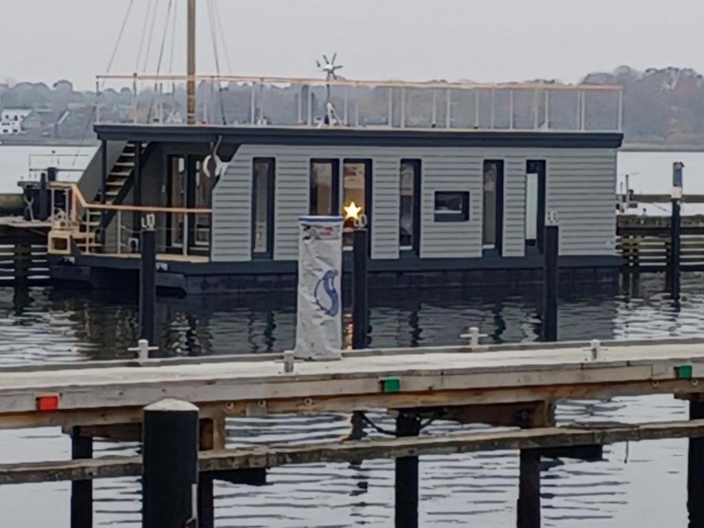 Hausboot Gluecksmomente Mit Dachterrasse In Schleswig Am Ostseefjord Schlei Esterno foto