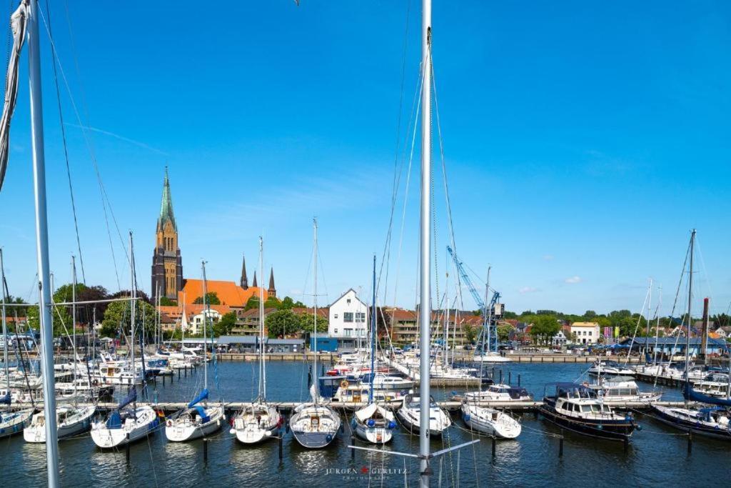 Hausboot Gluecksmomente Mit Dachterrasse In Schleswig Am Ostseefjord Schlei Esterno foto