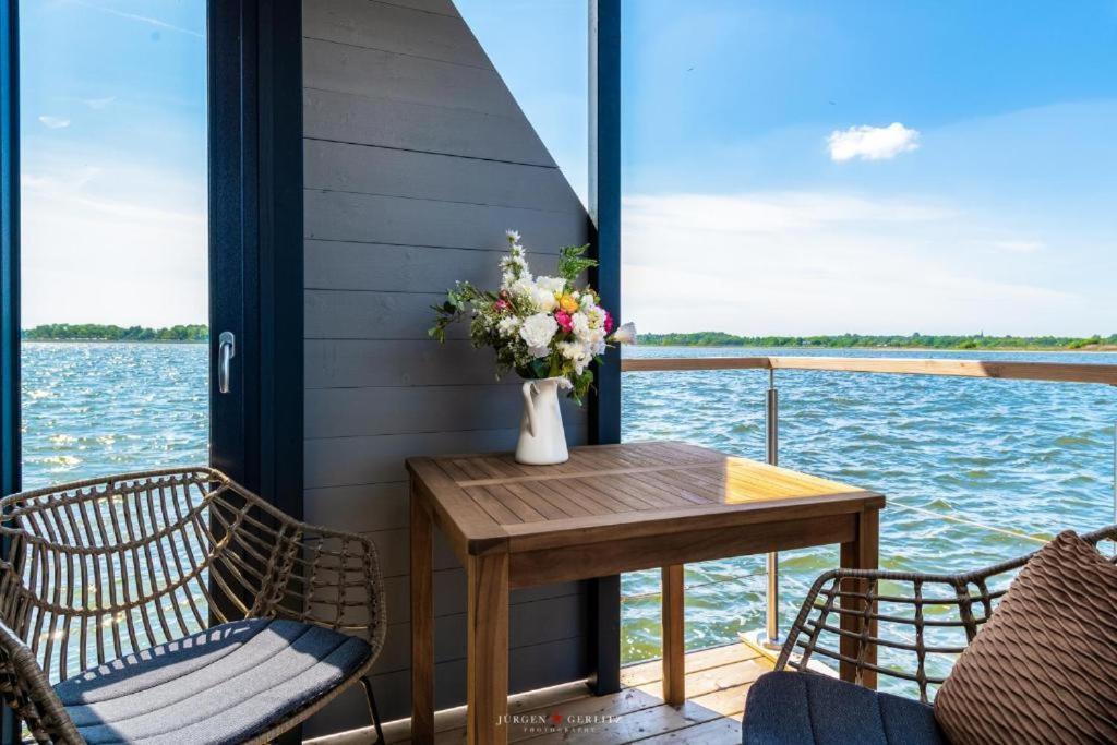 Hausboot Gluecksmomente Mit Dachterrasse In Schleswig Am Ostseefjord Schlei Esterno foto