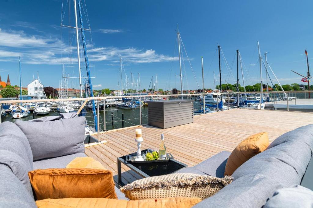 Hausboot Gluecksmomente Mit Dachterrasse In Schleswig Am Ostseefjord Schlei Esterno foto